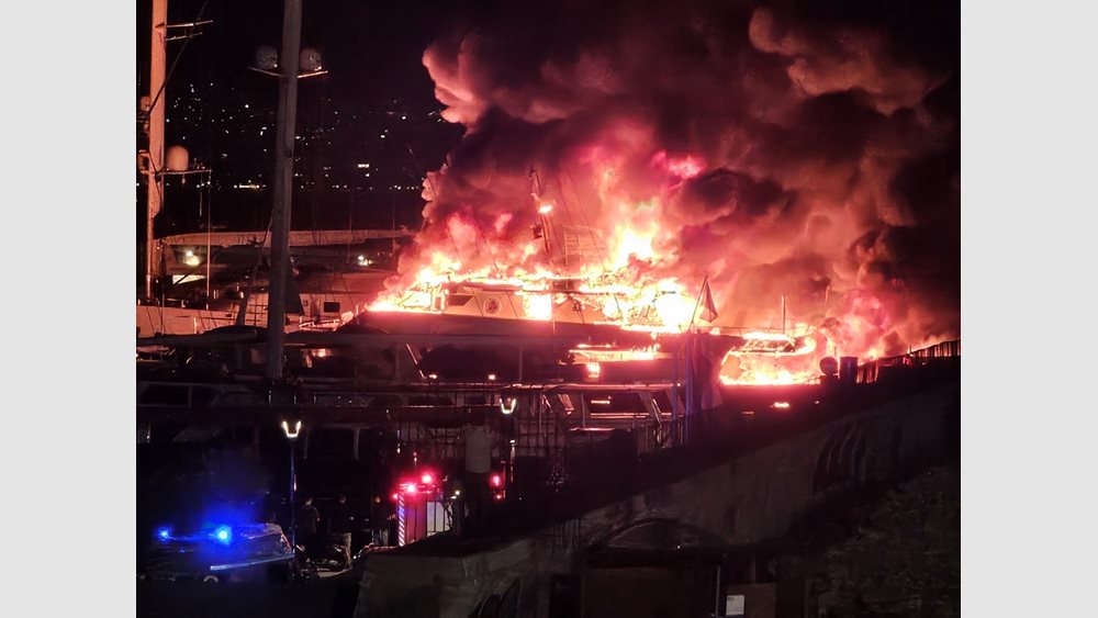 Τα νέα ρυμουλκά έσωσαν την Μαρίνα Ζέας από ολοκαύτωμα