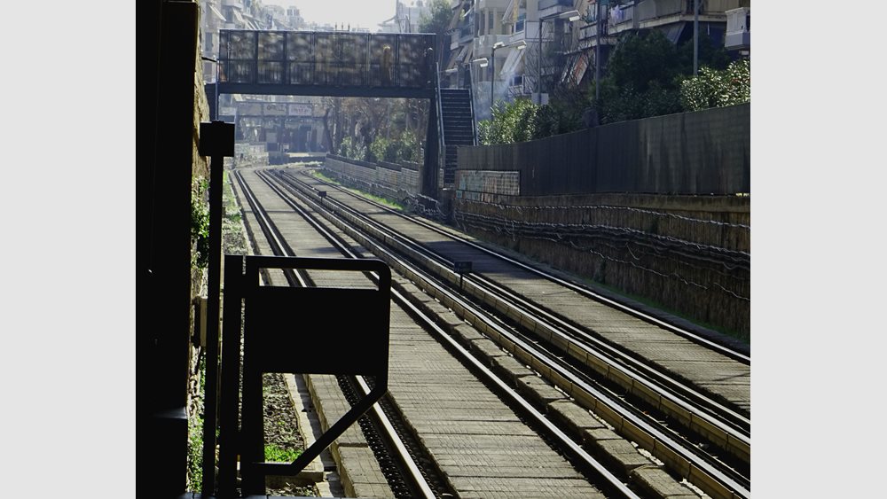 Νεκρός άνδρας που έπεσε από πεζογέφυρα μεταξύ των σταθμών ΚΑΤ και Μαρούσι