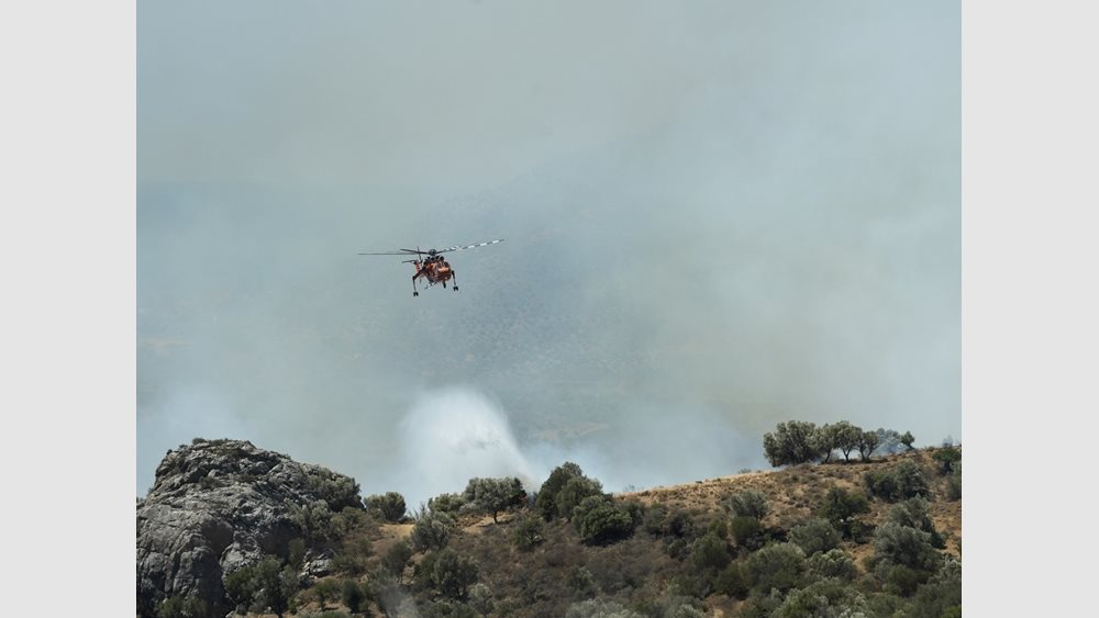 Ρέθυμνο: Καλύτερη η εικόνα της φωτιάς – Πάνω από 300 πυροσβέστες στη μάχη με τις φλόγες