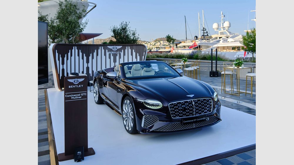 Η απίθανη Bentley Continental GTC Mulliner στην Αθηναϊκή Ριβιέρα