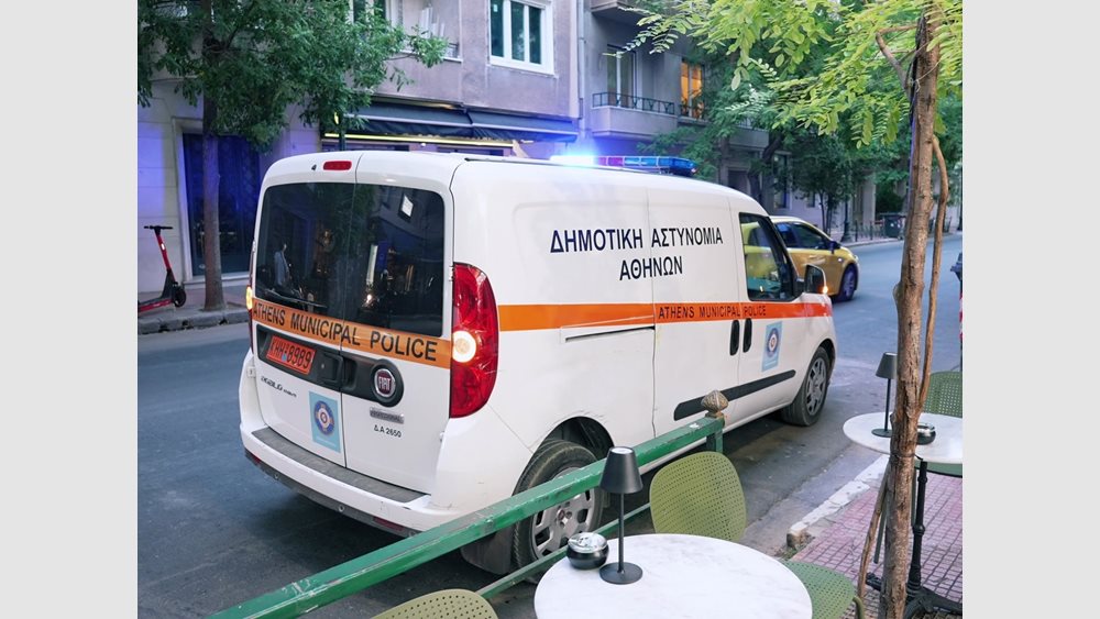 Επιχείρηση &quot;σκούπα&quot; του Δήμου Αθηναίων για παράνομα τραπεζοκαθίσματα και παραβάσεις στάθμευσης στο Κολωνάκι