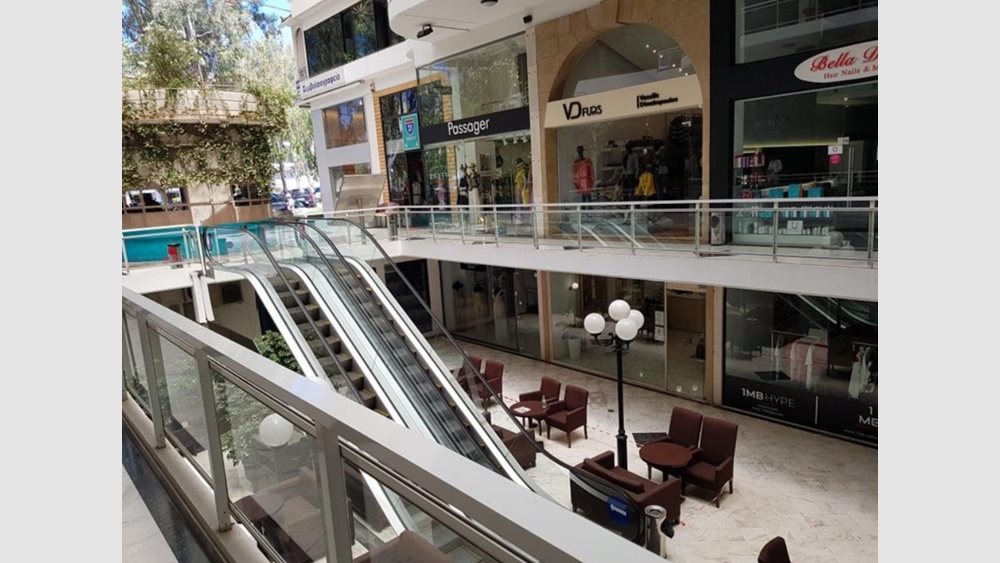 Στο σφυρί οδηγούνται 7 καταστήματα σε εμπορικό κέντρο στην καρδιά της Γλυφάδας