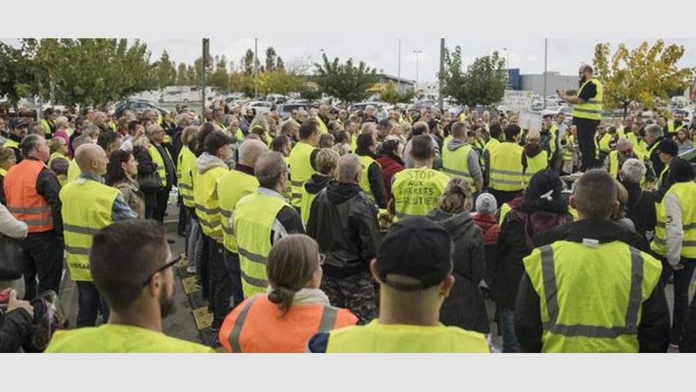 Γαλλία: Τα "κίτρινα γιλέκα" συνεχίζουν τις κινητοποιήσεις για τον φόρο στα καύσιμα