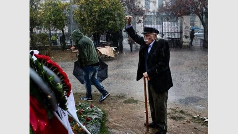 Ο Μανώλης Γλέζος "ενώνει" κυβέρνηση - αντιπολίτευση