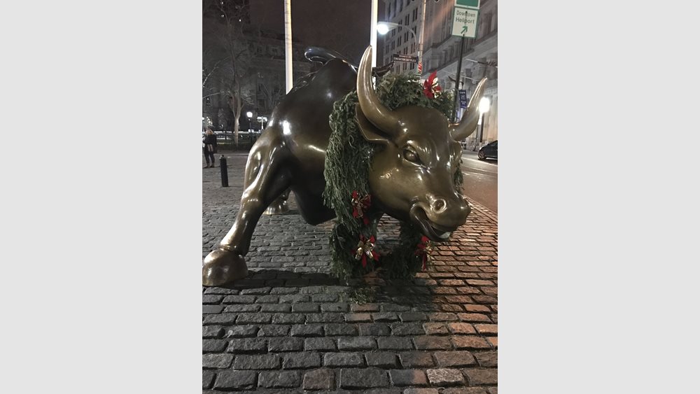 Σε νέα κορυφή ο Dow Jones πριν τα πρακτικά της Fed