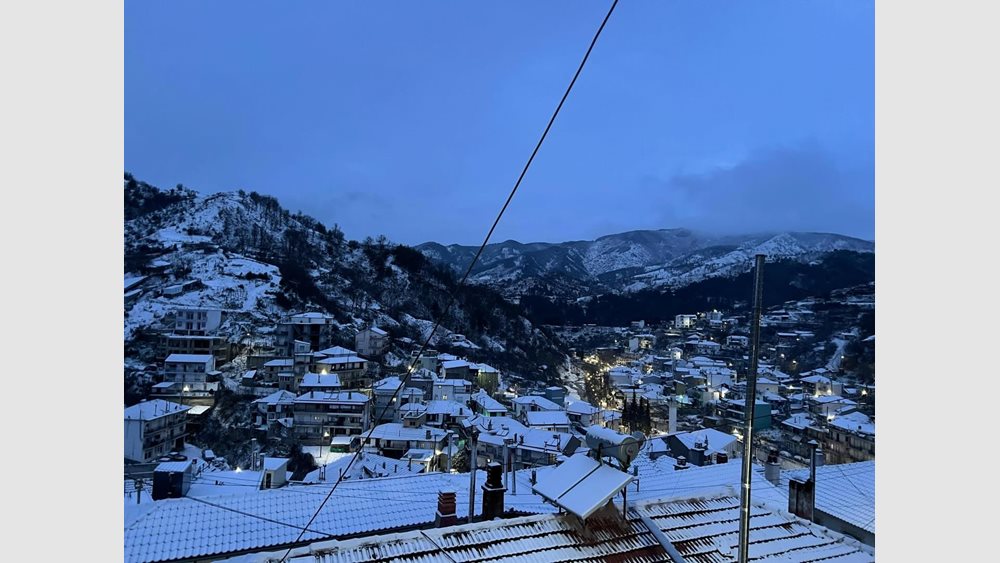 Αλυσίδες στα ορεινά και κλειστά σχολεία σε Δράμα και Ξάνθη λόγω του χιονιά