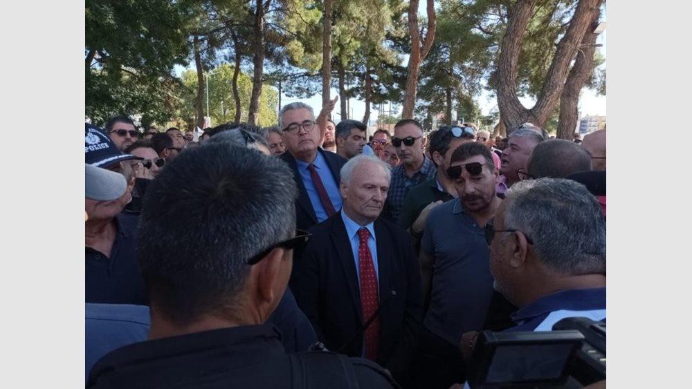 Σέρρες: Ένταση στη συνάντηση αγροτών με τον Υφυπουργό Αγροτικής Ανάπτυξης – Αποχώρησε από το συνέδριο