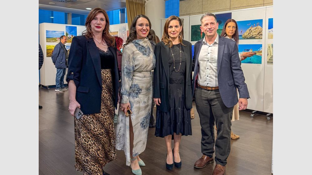 Την έκθεση φωτογραφίας Philoxenia Travel & Culture εγκαινίασε η υπουργός Τουρισμού