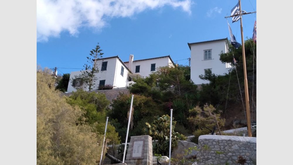 Σε νέα χέρια η βίλα του Δημήτρη Κοντομηνά στην Ύδρα με τίμημα 2,761 εκατ. ευρώ