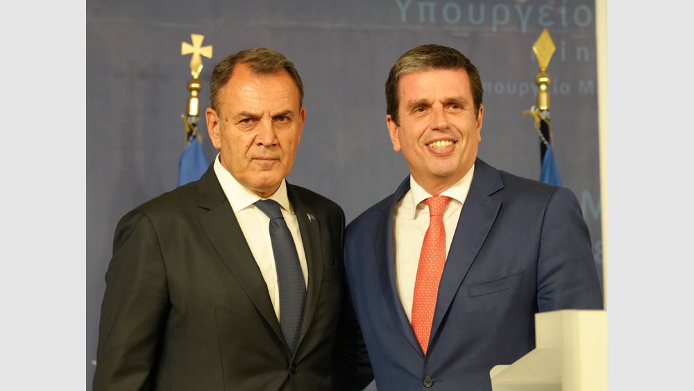 Σε θερμό κλίμα η παράδοση του Υπ. Μετανάστευσης από τον Δ. Καιρίδη στον Ν. Παναγιωτόπουλο