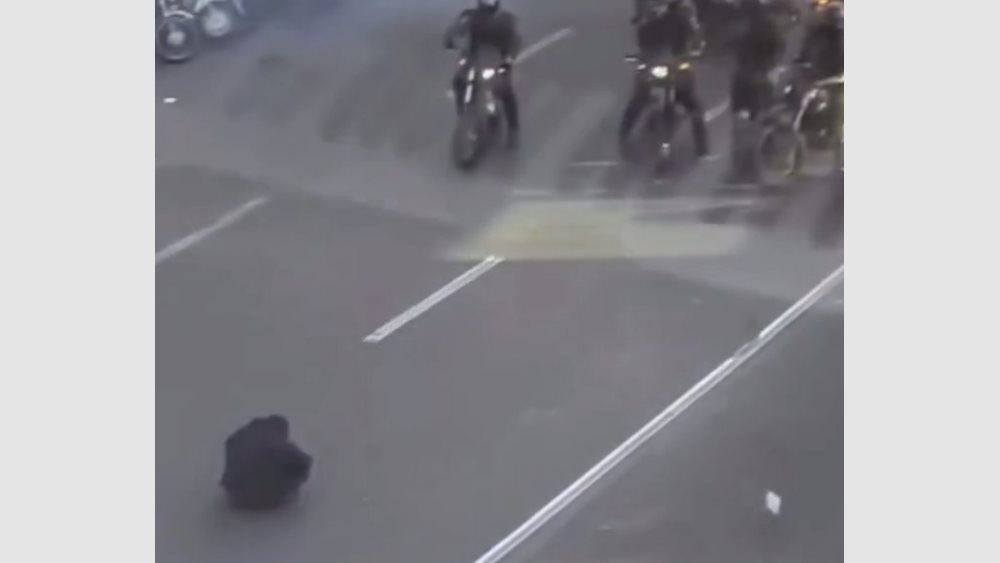 Ιράν: Βίντεο ενός διαδηλωτή απέναντι στις αστυνομικές δυνάμεις κάνει τον γύρο του διαδικτύου