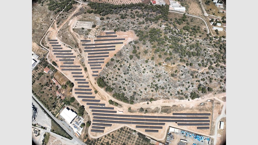 Η TÜV AUSTRIA στην Ελλάδα πιστοποίησε τον πρώτο φωτοβολταϊκο σταθμό αυτοπαραγωγής, στις βιομηχανικές εγκαταστάσεις της HELLENiQ ENERGY