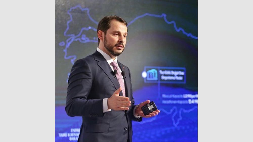 Καρατομεί τον γαμπρό του από το ΥΠΟΙΚ ο Ερντογάν;