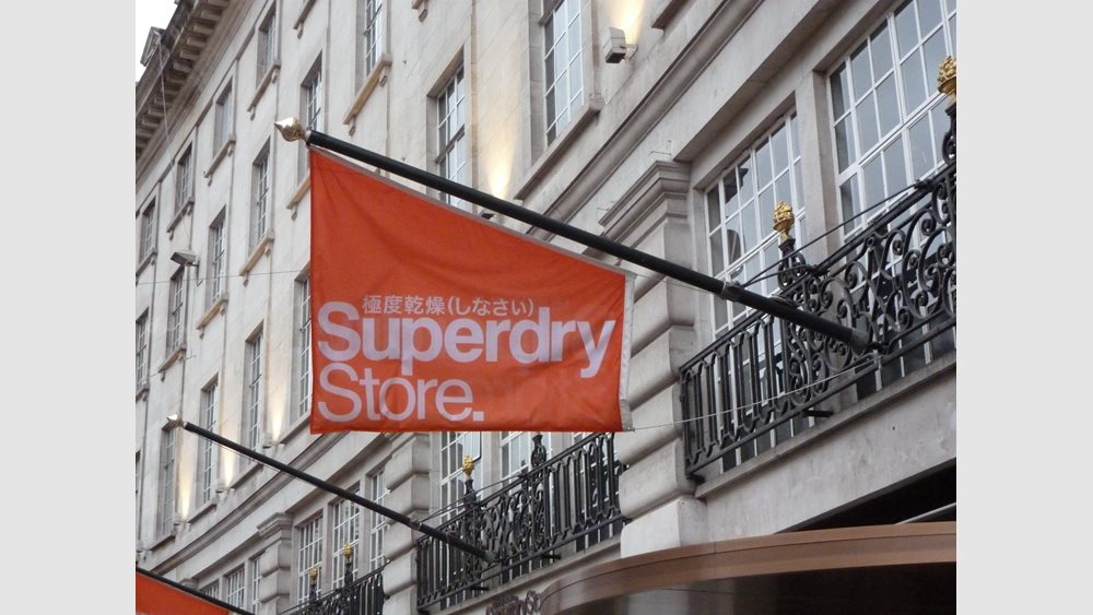 Superdry: Αναμένει πλήγμα της κερδοφορίας λόγω των αντίξοων καιρικών συνθηκών