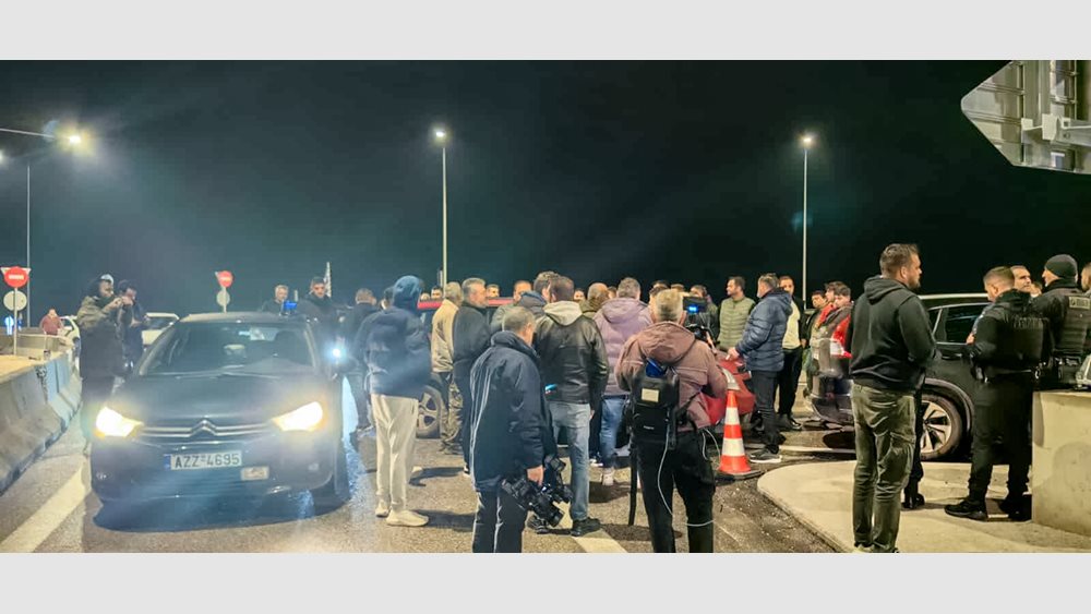 Έκλεισαν την εθνική οδό Πατρών-Πύργου οι αγρότες - Ουρές χιλιομέτρων