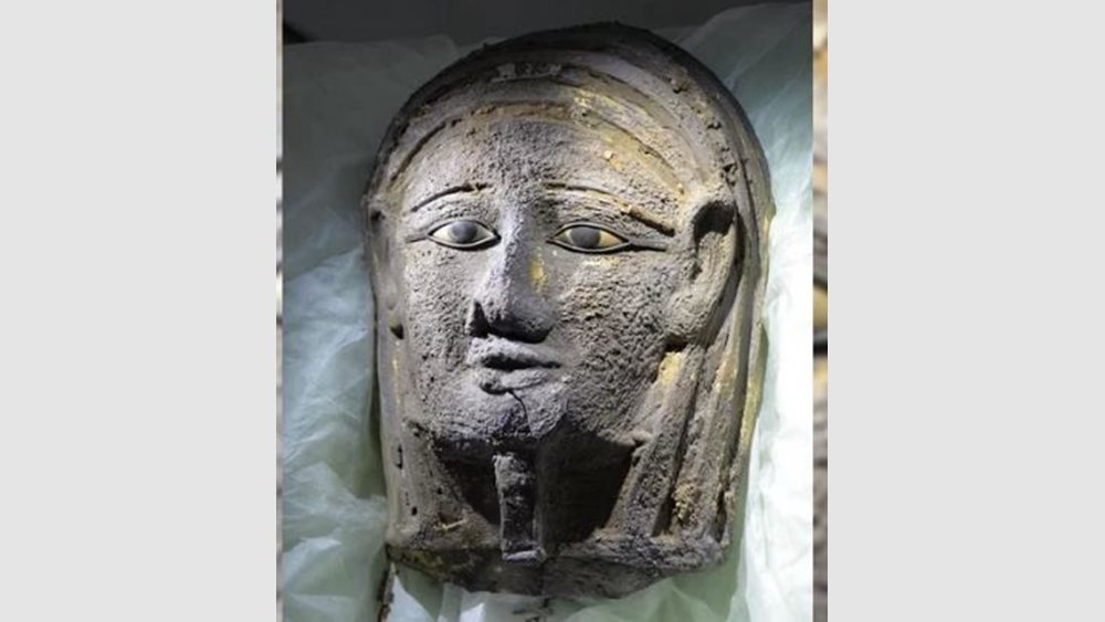 Αρχαιοελληνικής τεχνοτροπίας η επιχρυσωμένη μάσκα μούμιας που βρέθηκε στην Αίγυπτο