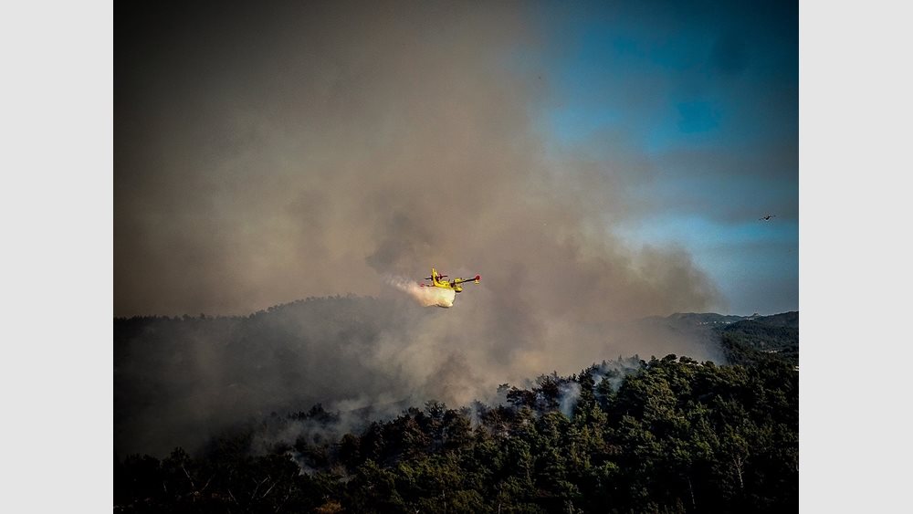 Φωτιά στη Ρόδο: Νέα μεγάλη αναζωπύρωση στο Βάτι - Ξεκίνησαν ρίψεις νερού από τα πυροσβεστικά αεροσκάφη