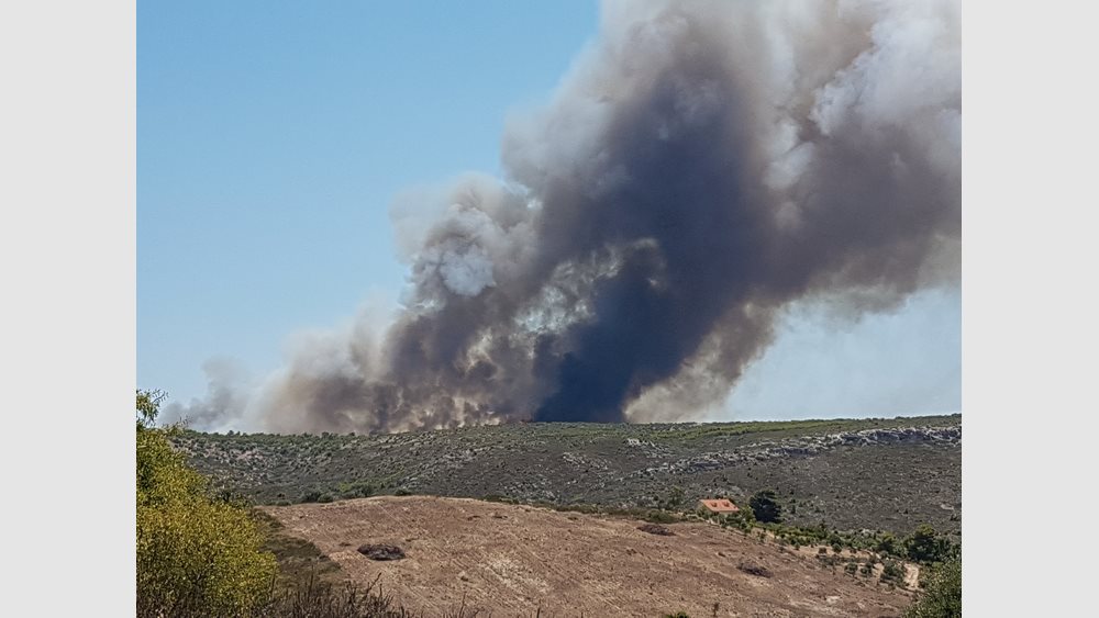Λαύριο: Χωρίς ενεργό μέτωπο, αλλά με πολλές διάσπαρτες εστίες η πυρκαγιά