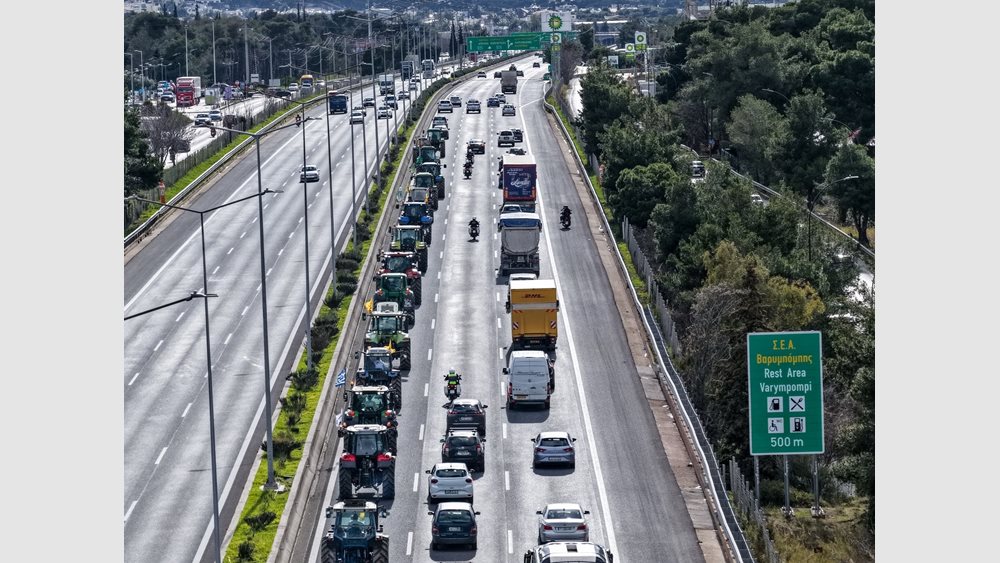 Προς το κέντρο της Αθήνας κατευθύνονται 44 τρακτέρ - Σε εξέλιξη οι κινητοποιήσεις των αγροτών