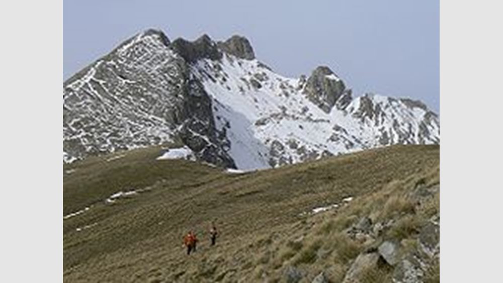 Ανασύρθηκαν οι τέσσερις νεκροί ορειβάτες από τα Βαρδούσια – Μεταφέρθηκαν με ελικόπτερο στην Ιτέα