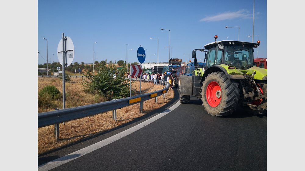 Στήθηκε το πρώτο αγροτικό μπλόκο στη Θεσσαλονίκη - Εξετάζεται το ενδεχόμενο αποκλεισμού της Εθνικής Οδού