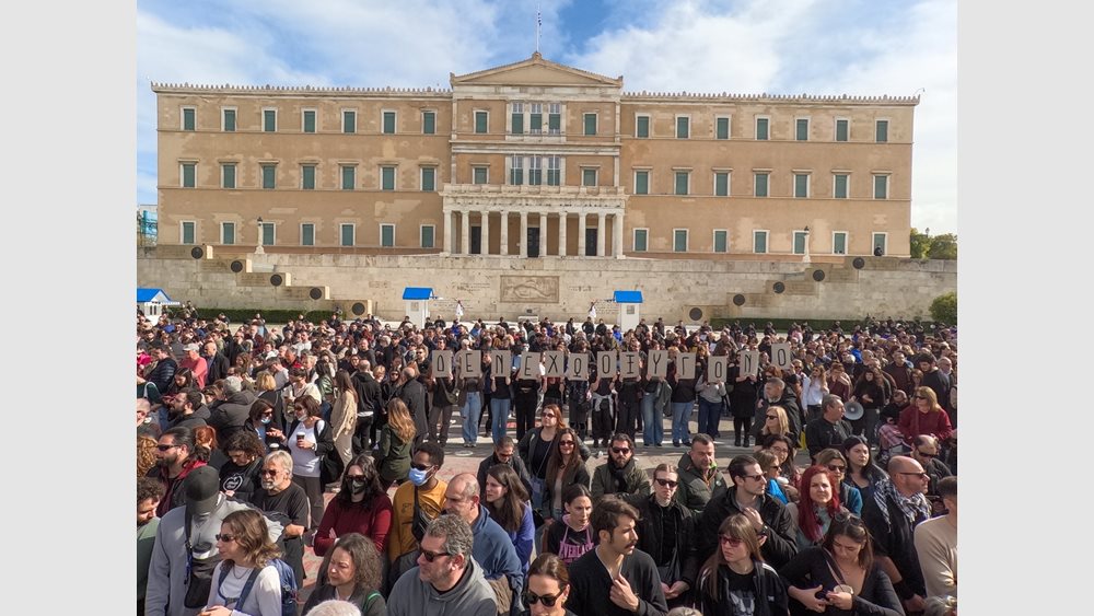 Τέμπη: Επιζώντες και συγγενείς θυμάτων διδάσκουν αξιοπρέπεια