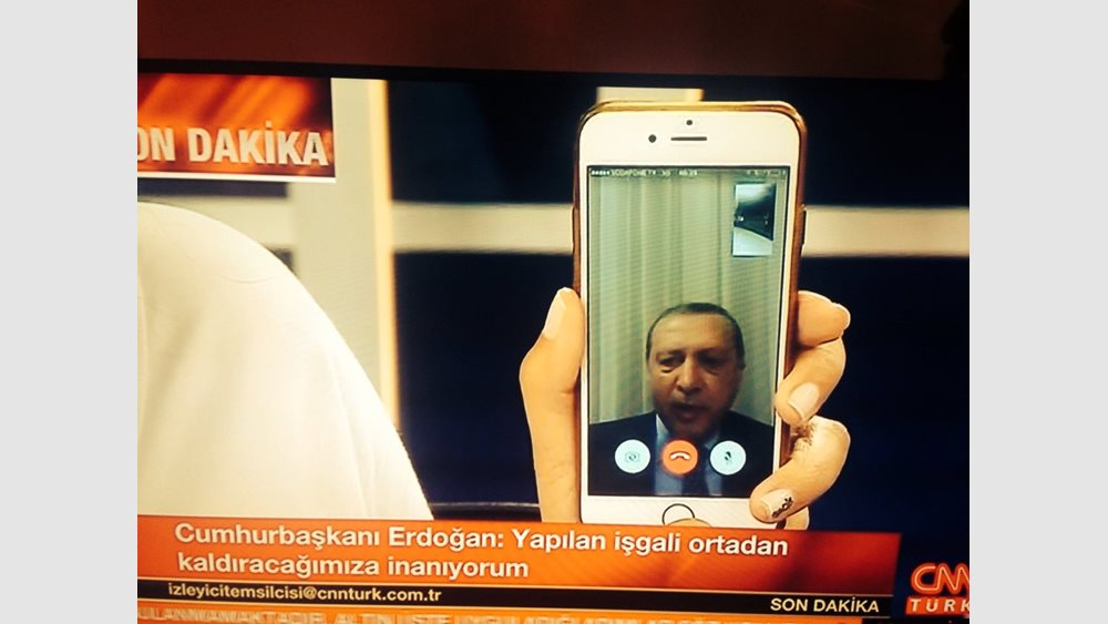 Το καθοριστικό διάγγελμα Erdogan που έβγαλε τους πολίτες στους δρόμους