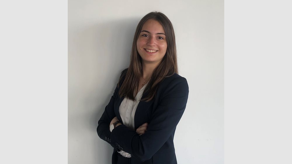 Laurine Pividal (Coface): Γιατί αξιολογούμε το ρίσκο της ελληνικής οικονομίας μικρότερο της ιταλικής