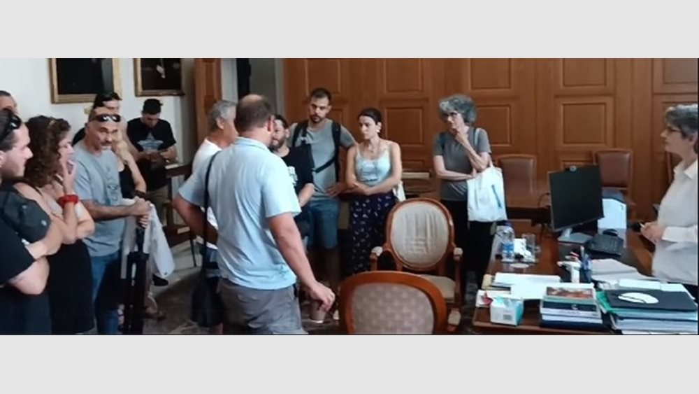 Η αντιπρύτανης ΕΚΠΑ έδιωξε συνδικαλιστές που διαμαρτύρονταν για τον υπάλληλο που κατέβασε τον σέρβερ