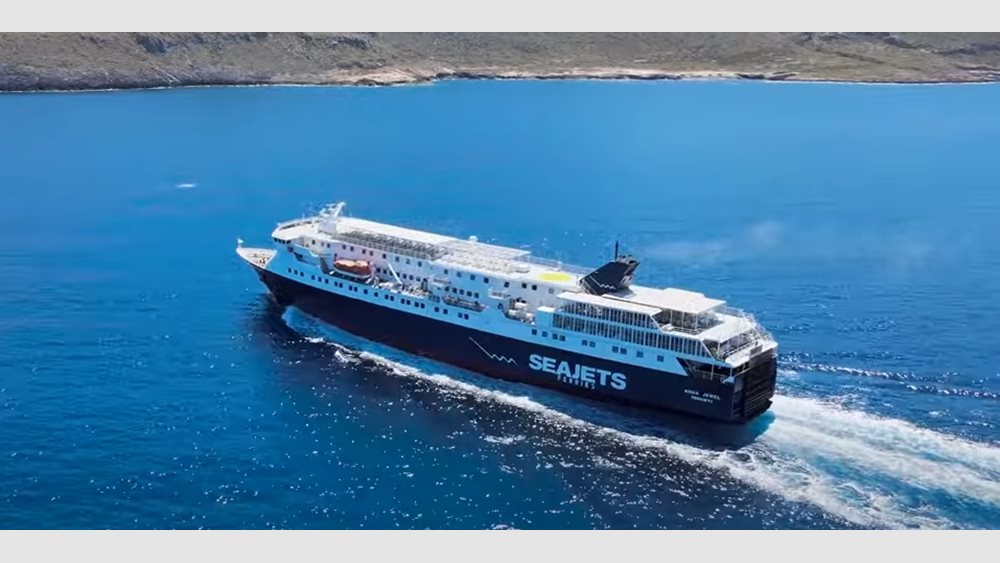 Παραμένει στα Κύθηρα το Aqua Jewel μετά την προσάραξή του