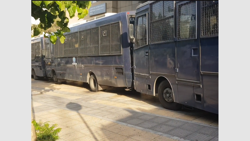 Κλούβες των ματ στο υπουργείο Ενέργειας για το δ.σ. της ΔΕΗ