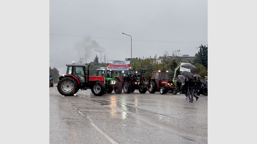 Αγρότες: Συγκρούσεις και δακρυγόνα στα &quot;Πράσινα Φανάρια&quot; - &quot;Δεν μπορεί να γίνει διάλογος με επεισόδια&quot;, λέει η κυβέρνηση