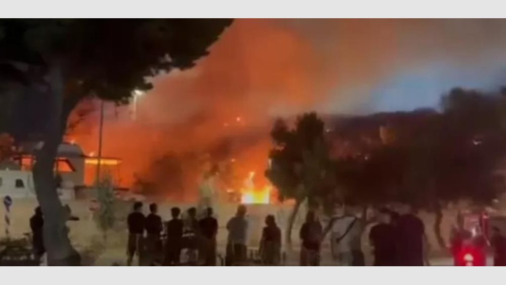 Πυρκαγιά σε υπαίθριο χώρο με σκάφη στη Γλυφάδα