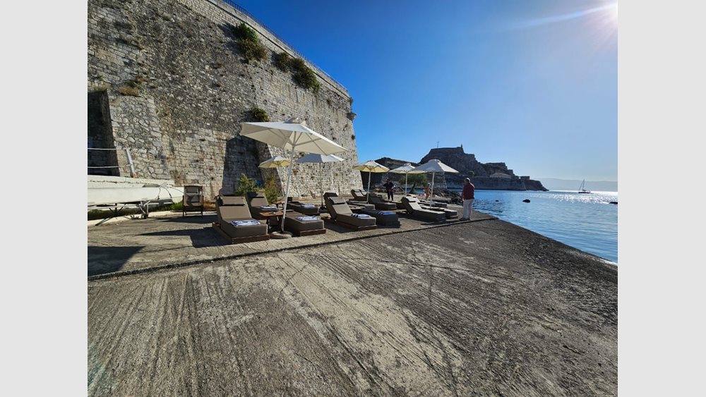 Κέρκυρα: Απομακρύνθηκαν τραπεζοκαθίσματα και ξαπλώστρες που είχαν τοποθετηθεί χωρίς παραχώρηση απλής χρήσης