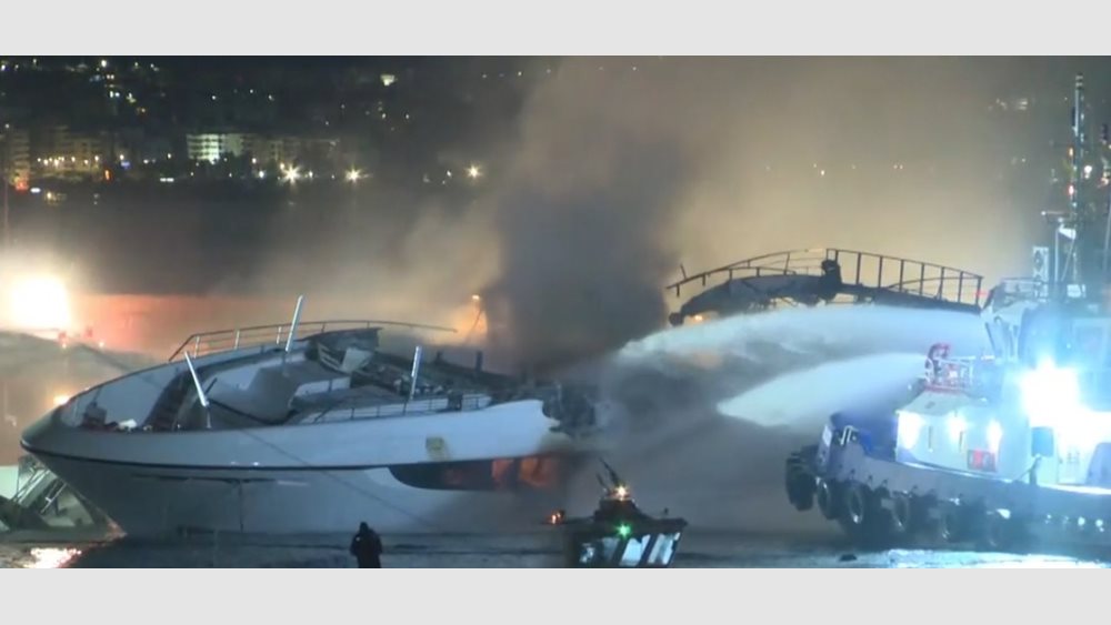 Πυρκαγιά στη Μαρίνα Ζέας - Βυθίστηκαν τρία σκάφη