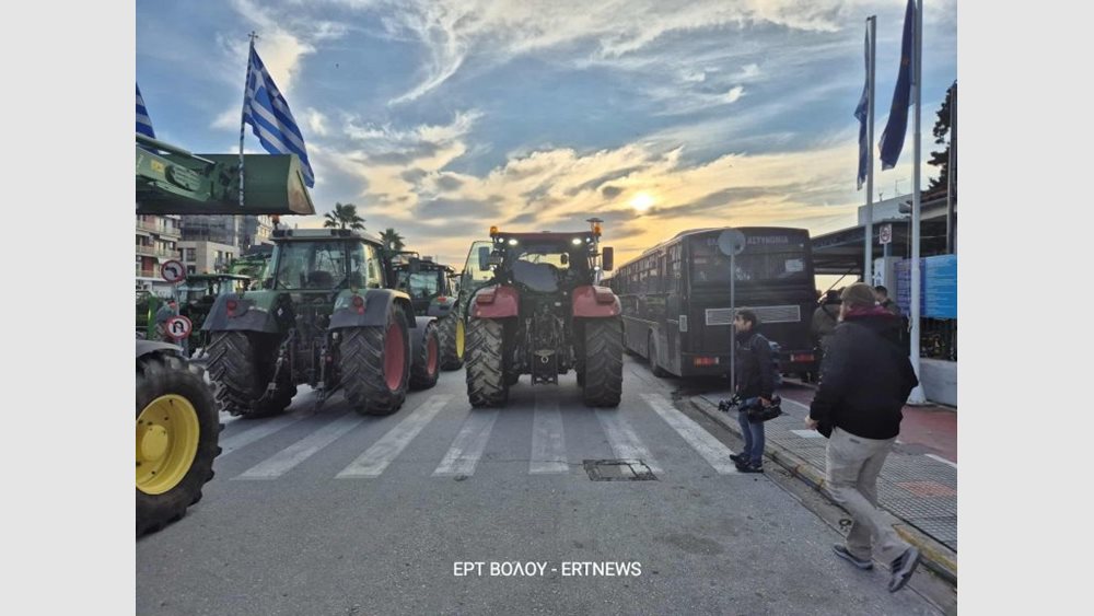 Στο λιμάνι του Βόλου οι αγρότες με δεκάδες τρακτέρ υπό αυστηρή αστυνομική επιτήρηση - Πώς θα κινηθούν στην υπόλοιπη Ελλάδα
