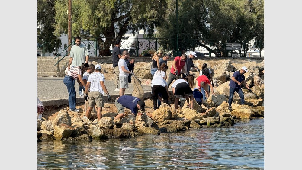 Ο Όμιλος ERMA FIRST συνεργάζεται με τη HELMEPA, τον δήμο Περάματος και την τοπική κοινότητα για καθαρισμό της Παραλίας Περάματος