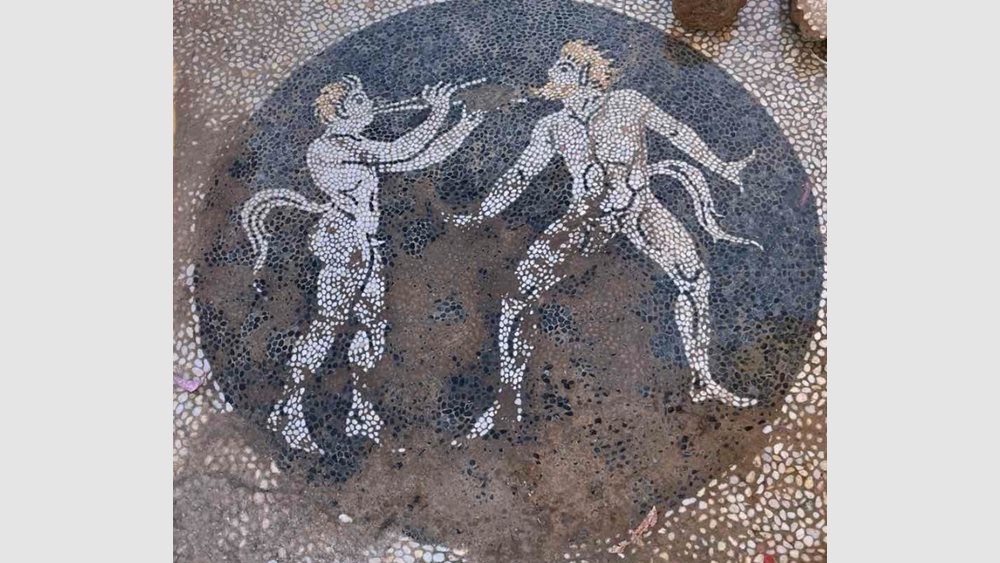 ΥΠΠΟ: Αποκαλύφθηκε σπάνιο βοτσαλωτό ψηφιδωτό με παράσταση Σατύρων στην Ερέτρια