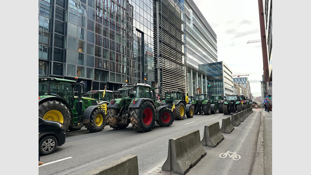 Τρακτέρ έξω από το Ευρωκοινοβούλιο: Συγκρούσεις διαδηλωτών αγροτών με την αστυνομία στο κέντρο των Βρυξελλών