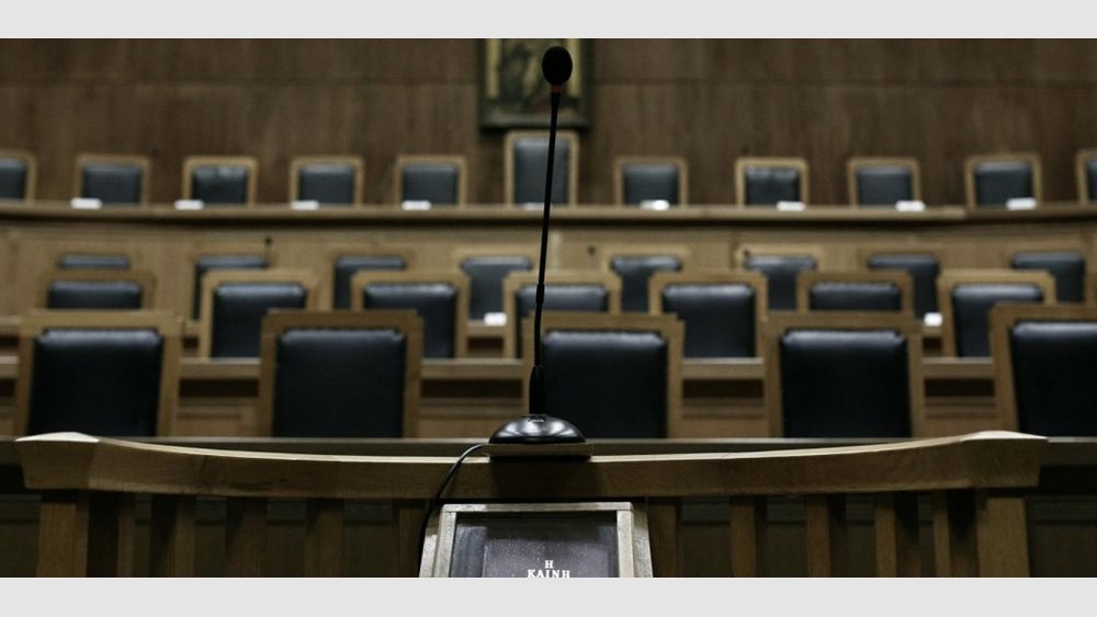 Πιθανό να οδηγηθεί στις καλένδες η εκδίκαση για τις περικοπές δώρων και συντάξεων