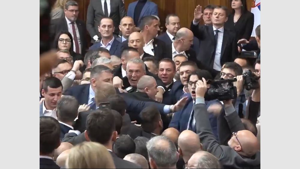 Σερβία: &quot;Σύρραξη&quot; στο Κοινοβούλιο, βουλευτές πιάστηκαν στα χέρια