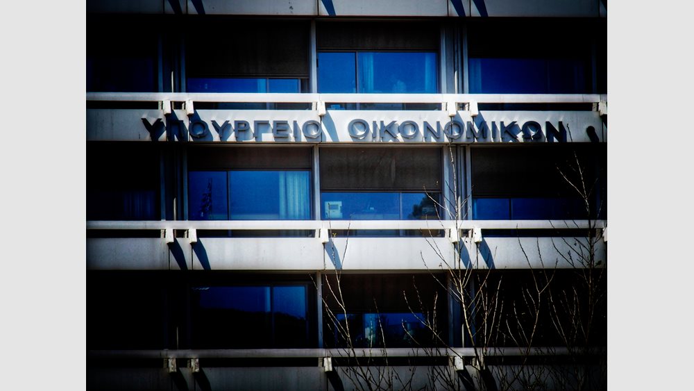ΥΠΟΙΚ: Δημόσιες επενδύσεις και πληρωμή φόρου εισοδήματος έσωσαν την "παρτίδα" στα έσοδα τον Αύγουστο