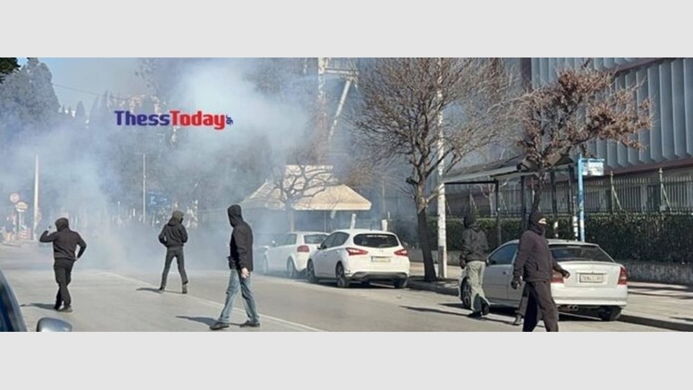 Επεισόδια στη Θεσσαλονίκη: Πέτρες, χημικά και κρότου λάμψης στο ΑΠΘ, τα ΜΑΤ μπήκαν μέσα στο campus