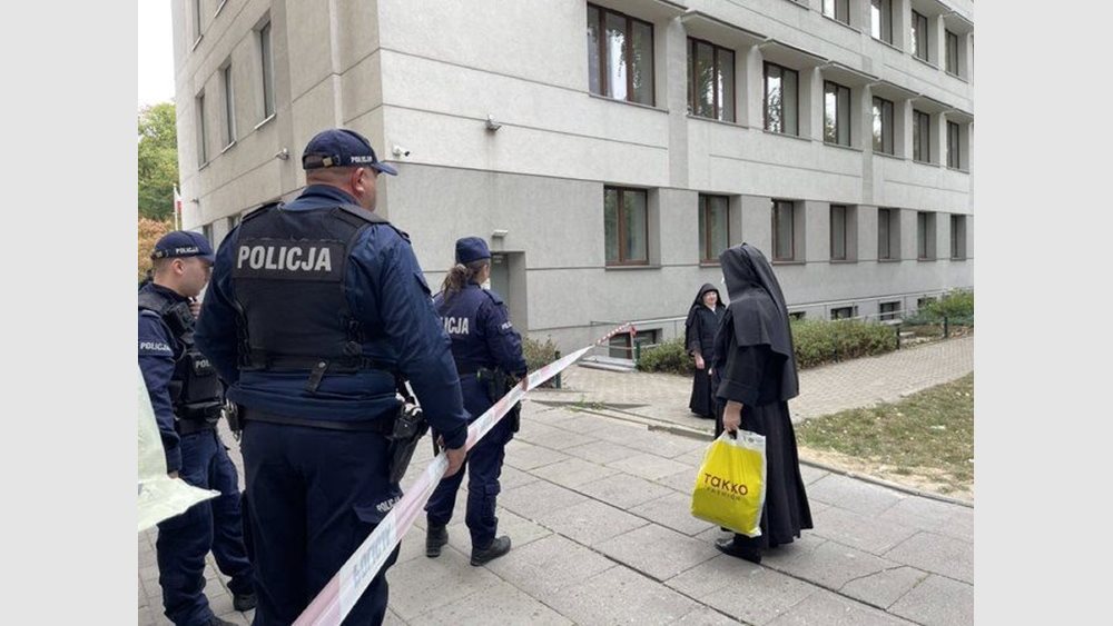 Πολωνία: Παραδόθηκε ο άνδρας που απειλούσε να πυροδοτήσει βόμβα σε πλατεία της Βαρσοβίας