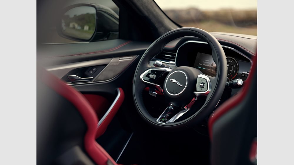 H Jaguar ανανεώνει και εξηλεκτρίζει την F-Pace