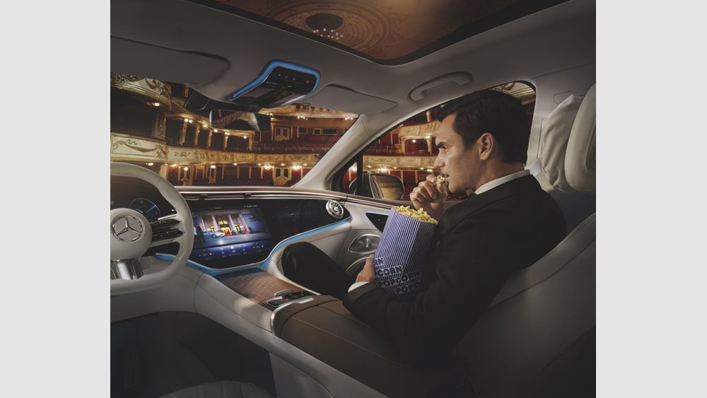 Γιατί ο Roger Federer τρώει ποπ κορν μέσα σε Mercedes EQS-δείτε το video που μόλις κυκλοφόρησε