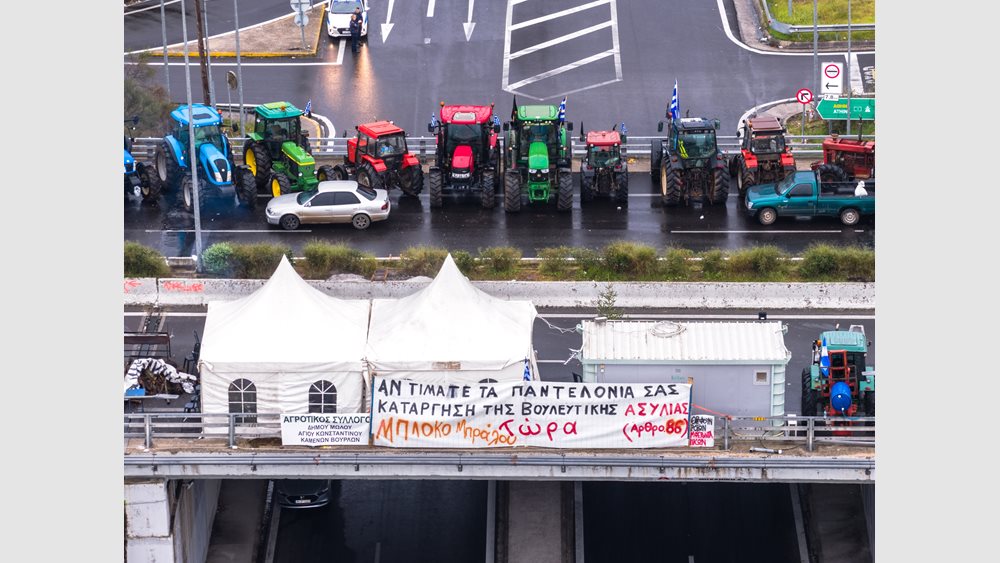 Αγροτικά μπλόκα: Ποια είναι η κατάσταση στην Εθνική Οδό - Πού γίνεται εκτροπή των οχημάτων