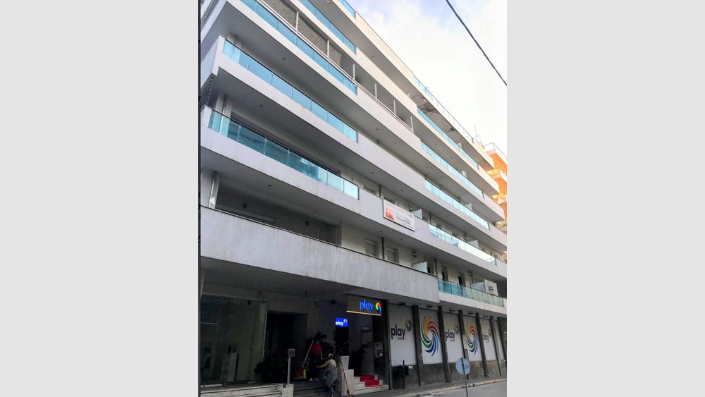 Στο σφυρί 32 ακίνητα σε κτίριο φιλέτο στην παραλία της Χαλκίδας