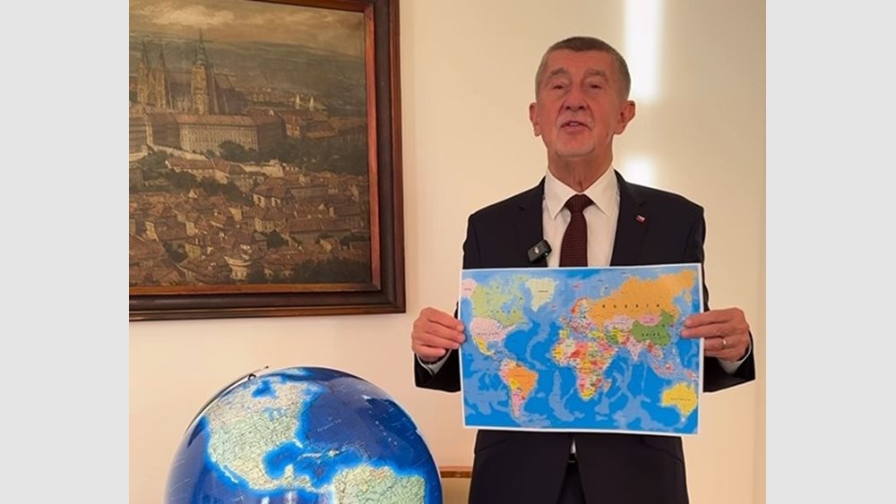 Τσεχία: Viral στο διαδίκτυο ο πρωθυπουργός Μπάμπις αφού αγόρασε μια υδρόγειο για να δει πού βρίσκεται η Γροιλανδία