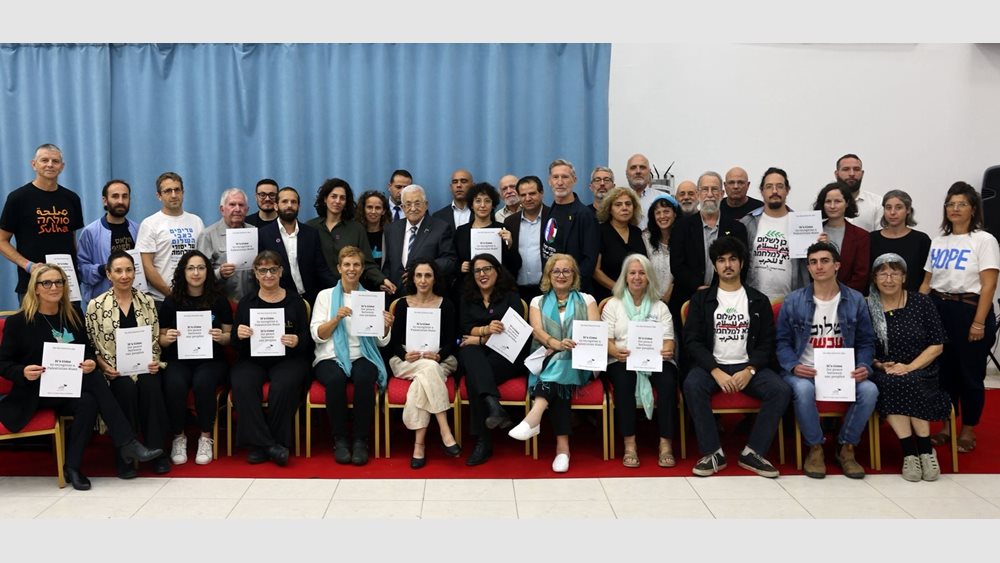 Δεκάδες Ισραηλινοί ακτιβιστές της ειρήνης, εβραίοι και άραβες, συναντήθηκαν με τον πρόεδρο της Παλαιστίνης Αμπάς